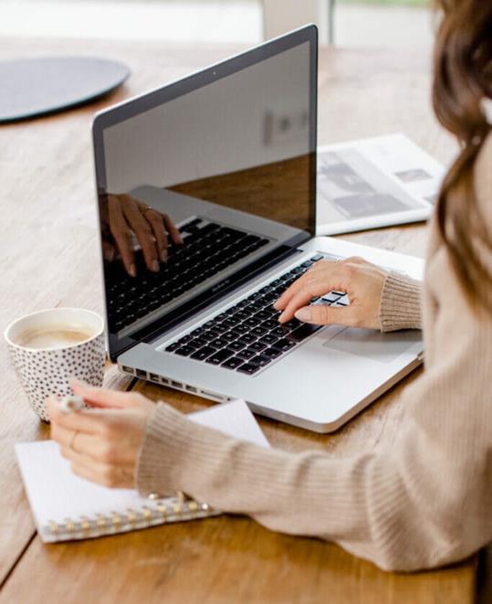 Virtuelle Assistentin bei der Arbeit für ihre WordPress-Website
