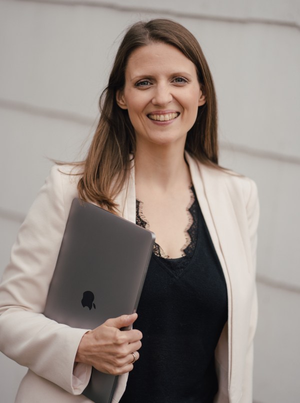 Lina_Kolitsch_Website-Optimierung Lina Kolitsch hält einen Laptop in der hand
