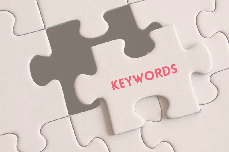 7 weit verbreitete SEO Mythen und die Wahrheit dahinter 1 Das Bild zeigt ein Puzzleteil beschriftet mit "Keywords", das sich als Teil in eine SEO-Strategie einfügt